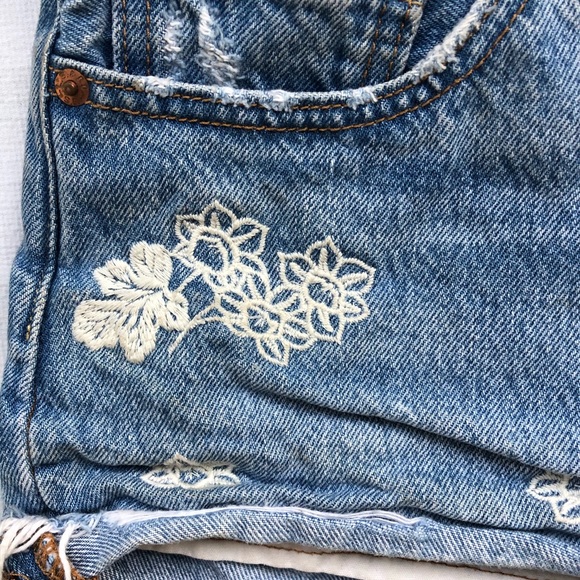 Embroidered flower Levi’s shorts. Low rise. - Picture 5 of 5